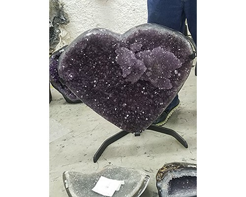Brazil_Large_Amethyst_Heart_on_Stand